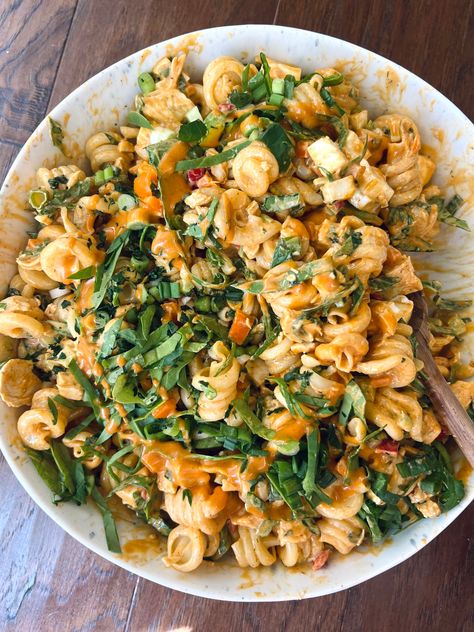 Buffalo Chicken Pasta Salad - Natalie Mason Buffalo Pasta, Buffalo Chicken Pasta Salad, Buffalo Sauce Recipe, Buffalo Chicken Pasta, Salad Inspiration, Primal Kitchen, Healthy Bowls, Chicken Pasta Salad, Yummy Salad Recipes