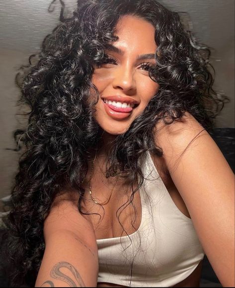 Latina Curly Hair, Curly Hair Latina, Baddie Hairstyles Latina, Curly Afro Hair, Dark Curly Hair, Beautiful Black Hair, Lazy Hairstyles, Cute Curly Hairstyles, Beautiful Natural Hair