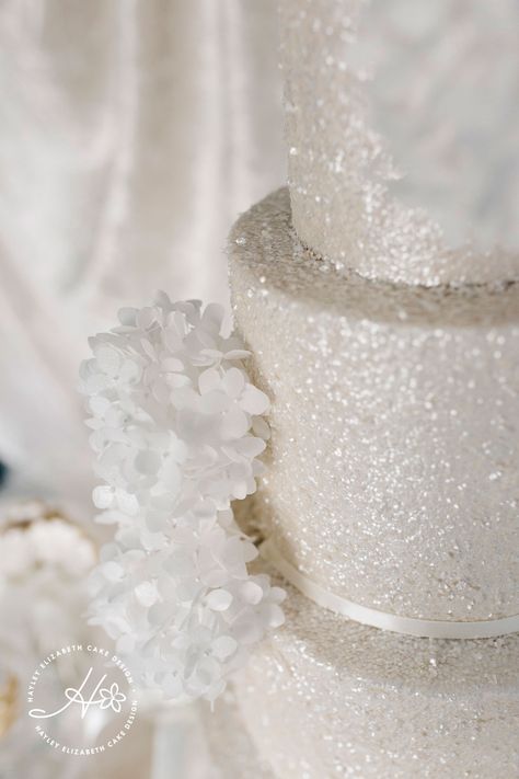 Shimmer Wedding Cake, Wedding Cake Glitter Sparkle, White Glitter Wedding Cake, Wedding Cake Sparkle, Wedding Cake Glitter, White Glitter Cake, Glitter Wedding Cakes, Sparkly Wedding Cake, Wedding Cakes Table