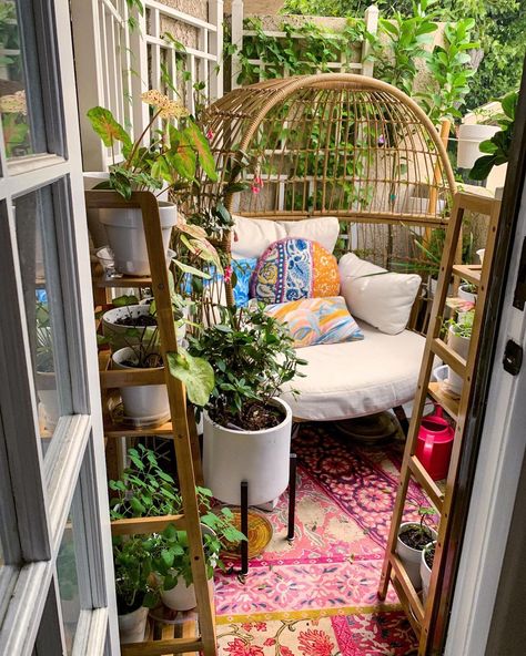 Apartment Patio Hammock, Small Cozy Back Porch Ideas, Small Apartment Outdoor Patio Ideas, Patio Furniture Ideas Apartment, Apartment Patio Ideas First Floor, Patio Rental Ideas, Boho Apartment Patio Ideas, Balcony Ideas Apartment Curtains, Front Apartment Porch Ideas