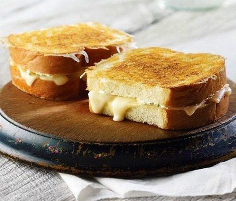 Panera Fontina grilled cheese and Tomato soup! Panera Grilled Cheese, Panera Sandwiches, Fontina Grilled Cheese, Panera Recipes, Publix Bakery, Cream Cheese Spread, Panini Sandwiches, Cheese Sandwich Recipes, Best Grilled Cheese