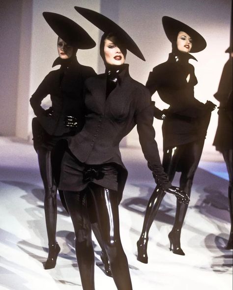 Mugler 1995, Mugler 90s, Mugler Fashion, Futurism Fashion, Fashion Words, Runway Fashion Couture, Thierry Mugler, Oui Oui, Best Cosplay