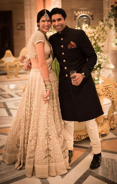 Bride Wedding Photos, Orang India, Wedding Trousseau, Groom Dress Men, Indian Groom Wear, Wedding Dresses Men Indian, Sabyasachi Bride, White Lehenga, Reception Outfit