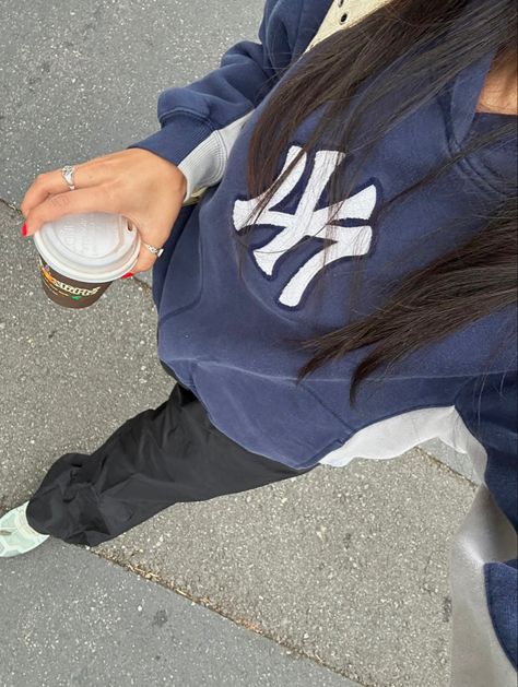 Hoodie fit Ny streetstyle fall fits Ny Hoodie, Yankees Hoodie, Yankees Outfit, Outfits Nyc, New York Outfit, Bday List, Navy Blue Hoodie, Christmas Idea, Hoodie Fits