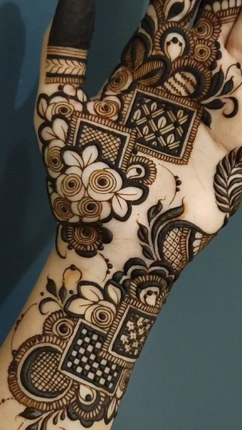 Pakistan Mehndi Designs, Finger Designs, Henna Flowers, Henna Hands, Palm Henna, Henna Flower, Mahendi Designs, Front Mehndi Design, Khafif Mehndi Design