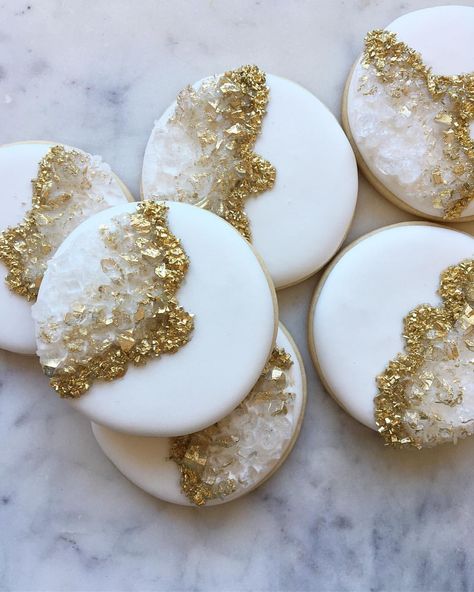 Oh. Em. GEODE! 💎 I’ve been wanting to try out this geode cookie technique & I’m super happy with how they turned out! . . . . .… Geode Macarons, Macaroon Designs, Cookie Techniques, Elegant Cookies, Geode Cake, Chocolate Covered Treats, Macaroon Recipes, Fondant Cookies, Iced Cookies