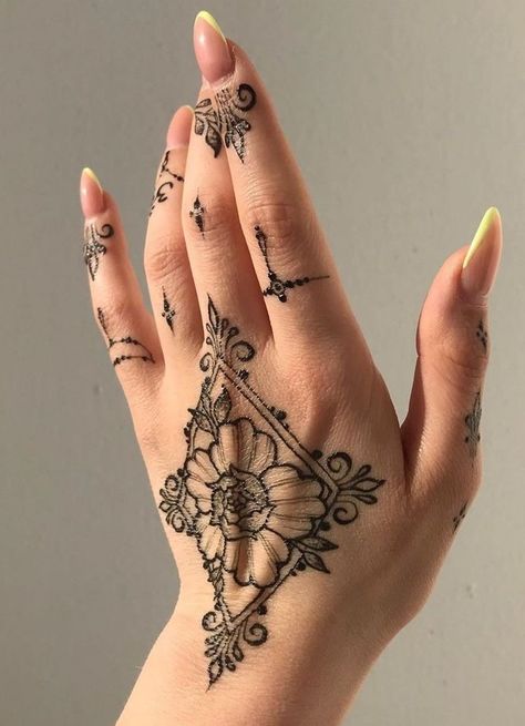 Tattoo Main, Unique Henna, Cute Henna Tattoos, Henna Style Tattoos, Jagua Henna, Small Henna, Henna Inspired Tattoos, Floral Henna Designs, Tato Henna