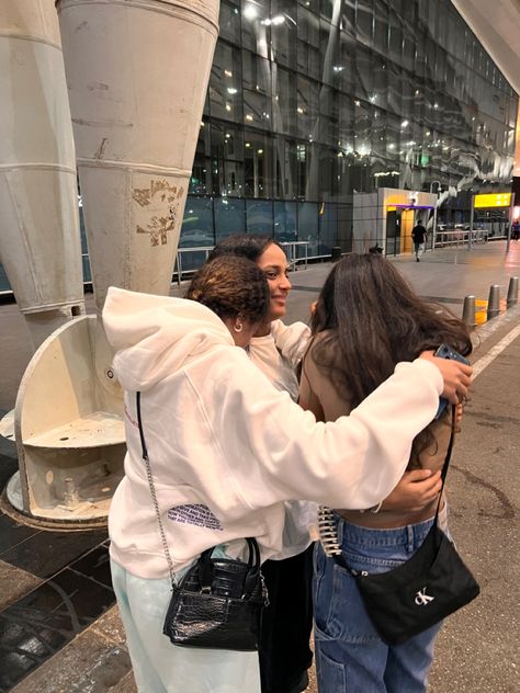 Airport Hugs Friends, Airport Goodbye Aesthetic, Airport Reunion, Airport Goodbye, Goodbye Pictures, Last Goodbye, Friends Hugging, Friends Reunion, Airport Pictures