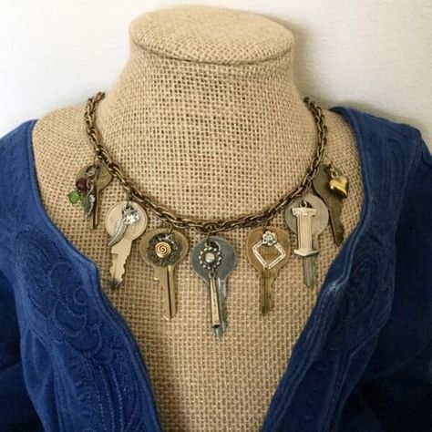 Upcycled Jewelry Diy, Key Jewelry Diy, Old Key Crafts, Key Crafts, Whimsical Necklace, Old Keys, Junk Jewelry, Vintage Jewelry Crafts, Weird Gifts