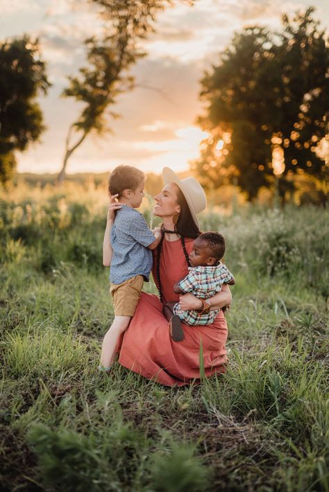 Family Photoshoot Outfit Ideas, West Lafayette Indiana, Candid Family Photography, Large Family Poses, Family Photos What To Wear, Family Photoshoot Ideas, Photoshoot Outfit Ideas, Family Photoshoot Poses, Summer Family Photos