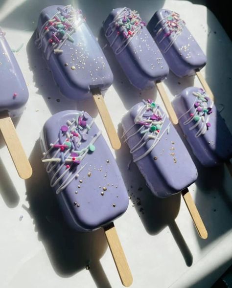 Pink And Purple Cakesicles, Purple Cakesicles, Pink Party Foods, Popsicles Cake, Cake Pop Designs, Lavender Cake, Cookie Cake Pie, Cake Pop Decorating, Spice Mix Recipes