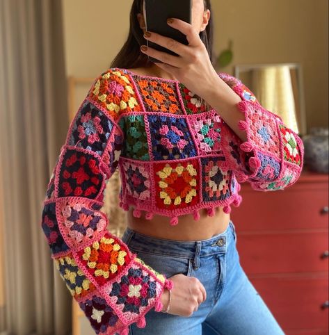 Crochet Granny Square Top With Sleeves, Crochet Top And Jeans Outfit, Crochet Square Top, Granny Square Shirt, Granny Square Crop Top, High Waist Jeans Shorts, Squared Clothes, Crochet Festival Top, Patchwork Crop Top