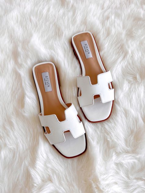 Click on the photo to shop! | Summer sandals 2023, spring sandals, spring shoes, spring footwear, summer sandals, summer shoes, summer footwear, shoe wishlist, summer slides, flat sandals, spring slides, white sandals, designer lookalike, designer inspired sandals, flip flops, cute sandals for summer, steve madden sandals, summer slides, neutral sandals, versatile sandals, summer outfits with sandals White Slides Outfit Summer, Outfits With Sandals, Spring Slides, Cute Sandals For Summer, Casual Date Night Outfit Summer, Wishlist Summer, Spring Footwear, Comfy Summer Outfits, Comfy Travel Outfit