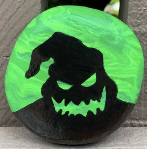 Nightmare Before Christmas Rock Painting, Oogie Boogie Painting, Bricolage Halloween, Smooth Rock, Garden Rock Art, Art Adventure, Halloween Rocks, Happy Stones, Painted Rocks Diy