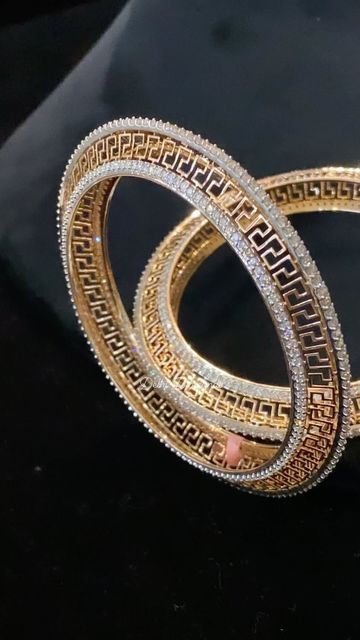 Silver Bengal, Kada Bangles, Diamond Earrings Wedding, Gold Bangles For Women, Diamond Bangles, Diamond Bracelet Design, Diamond Jewelry Set, Antique Gold Jewelry Indian, Gold Bangle Set