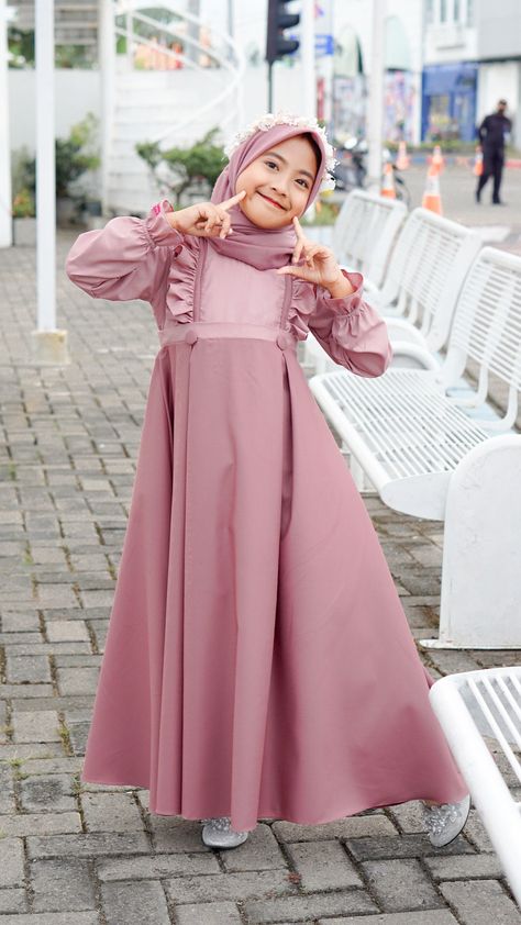 Eid Dress Ideas, Muslim Kids Fashion, Long Frocks For Kids, Modest Fashion Muslim, Bella Square, Islamic Fashion Dresses, Kids Dress Collection, Model Gamis, African Dresses For Kids