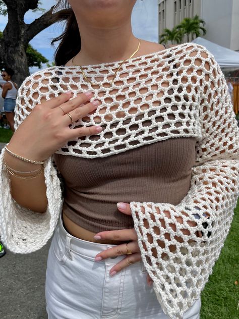 Signature Style Clothing, Chunky Yarn Crochet, Shrug Crochet, White Shrug, Crochet Artist, Shirt Crochet, Crochet Outfit, Crochet Shrug, Beginner Crochet