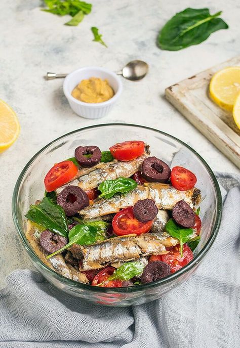 Embark on a culinary journey to the Mediterranean with this delicious sardine salad — a vibrant and flavorful dish that celebrates the bold and fresh flavors of the region. Bursting with nutritious ingredients like protein-rich sardines, crisp vegetables, briny olives, and tangy vinegar, this salad offers a satisfying and nourishing option for everyone. Carb Free Lunch, Sardine Salad, Keto Lunches, Keto Salads, Keto Diet Guide, Salad Mixed Greens, Keto Recipes Breakfast, Keto Dinners, Big Salad