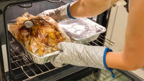 How Oven Bags Actually Work And What You Should Cook In Them Baking Turkey, Turkey Oven, Turkey In Oven Bag, Preparing A Turkey, Basting A Turkey, Oven Bags, Turkey In A Bag, Oven Bag, Cleaning Oven