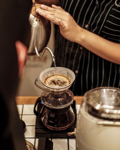 Coffee Manual Brew, Coffee Brewing Photography, Manual Brew, Coffee Brewing Methods, Chomp Chomp, Brewing Coffee, Coffee Guide, Branding Inspo, Photoshoot Studio