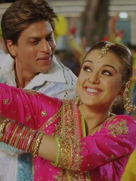 lodi song ....veer zaara Veer Zaara, Pretty Zinta, Eid Looks, Srk Movies, Vintage Bollywood Aesthetic, Zara Looks, Preity Zinta, Bollywood Party, Retro Bollywood