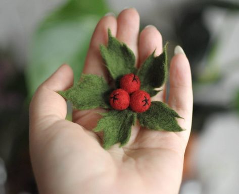 Felt Christmas Flower, Felt Holly Ornament, Diy Christmas Brooch, Christmas Brooch Diy, Felt Holly, Felted Flowers, Diy Stocking Stuffers, Felted Christmas, Christmas Decorations Cheap