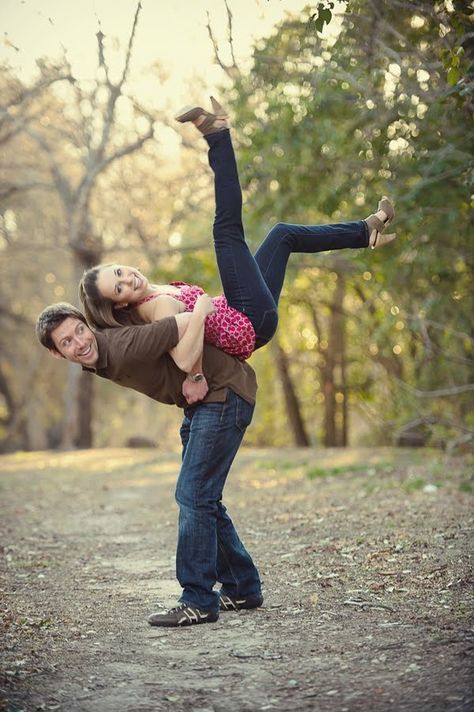 couple picture idea Funny Couple Photography, Photos Couple Mignon, Funny Photos Ideas, Funny Couple Pictures, Funny Couple, Creative Photoshoot Ideas, Fun Photoshoot, Couple Picture Poses, Photo Poses For Couples