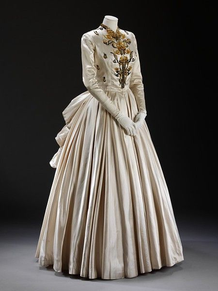 Evening dress, Paris 1948, Jacques Fath,  (designer), Rébé (embroiderers)

Materials and Techniques:
Slipper silk, embroidered with sequins and beads; lined with net Gaun Abad Pertengahan, Jacques Fath, Period Dress, Old Dresses, Antique Dress, Medieval Dress, Retro Mode, Vintage Gowns, Old Fashion