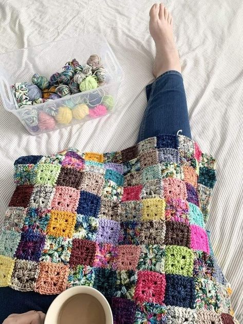 Scrap Crochet, Scrap Yarn Crochet, Leftover Yarn, Easy Crochet Blanket, Crochet Blanket Designs, Crochet Quilt, Blanket Patterns, Granny Squares Pattern, Granny Square Crochet Pattern