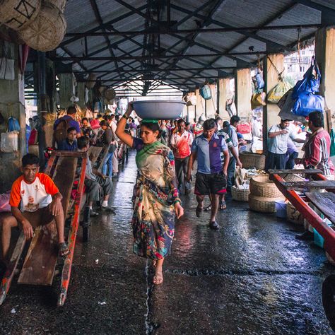 Sassoon Docks, the oldest and largest wholesale fish market in Mumbai, is a flurry of activity even before sunrise. Unloading and sorting the catch of the day, the Koli fisherfolk get down to business. Established in 1875, the docks are a living monument of Mumbai’s vibrant mercantile past. #Sassoondocks #sassoondocksfishmarket #mumbaidiaries #fishingdock #fisherfolk #fisherfolkmumbai #mumbai #travelmumbai #Explorer #Wander #Traveler #SodhaTravel Composition Drawing, Fishing Dock, Human Figure Sketches, Fish Market, Before Sunrise, Indian Aesthetic, Bhutan, South Asia, Travel Tours