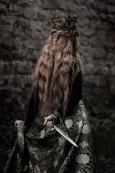 princess | queen Queen Core Aesthetic, Warrior Queen Aesthetic, Warrior Princess Aesthetic, Queen Core, Aesthetic Dark Wallpaper, Aesthetic Medieval, From Blood And Ash, Blood And Ash, Medieval Princess