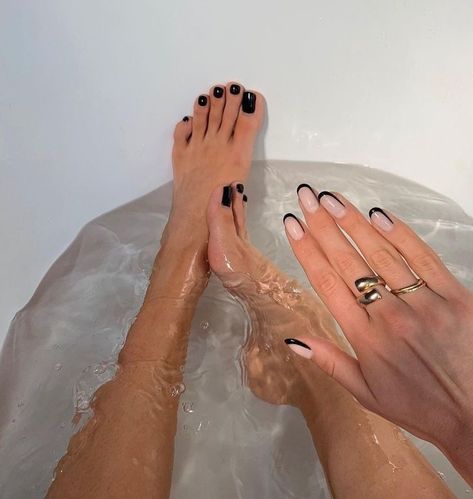 Gel Nails Leg, Best Summer Pedicure Colors, Feet Nails Ideas, Foot Nails Ideas, Leg Nails, Summer Pedicure Colors, Black Toe Nails, Feet Nail Design, Summer Pedicure