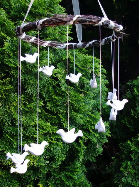 whitsun felt dove mobile Felt Dove, Waldorf Crafts, Christmas Hanging Decorations, Bird Crafts, Nature Table, Pentecost, Waldorf Inspired, White Doves, Church Decor