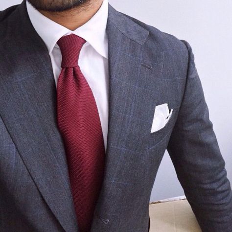 Great use of a charcoal suit and a burgundy tie to keep it simple yet eye-catching Suits Street Style, Tie Outfits Men, Gents Suits, Maroon Tie, Tie Outfit, Charcoal Suit, Dapper Gentleman, Mens Fashion Blog, Mens Formal Wear