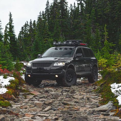 Black VW Touareg 7L Off road Build with a 2" Lift - offroadium.com Off Roading Cars, Vw Touareg Offroad, Touareg Offroad, Vw Toureg, Off Road Build, Touareg Vw, Offroad Travel, Vw Atlas, Off Road Lights