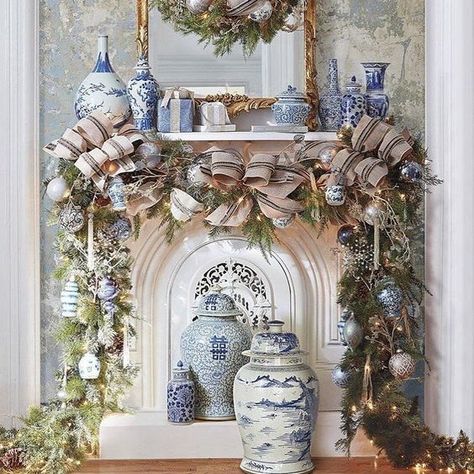 Instagram A lovely example of a fireplace decorated for the holidays with blue and white Chinoiserie. Natal Country, Diy Christmas Fireplace, Chinoiserie Christmas, Blue Christmas Decor, Fireplace Mantel Decor, Christmas Fireplace Decor, Christmas Tablescape, Cheap Christmas, Christmas Mantle