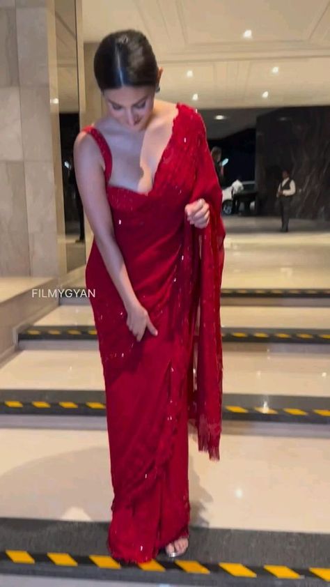 Red Designer Saree, Sarees For Girls, Saree Wearing Styles, Simple Saree Designs, Most Paused Movie Scenes, Fashionable Saree Blouse Designs, Fancy Sarees Party Wear, Traditional Indian Dress, Indian Saree Blouses Designs