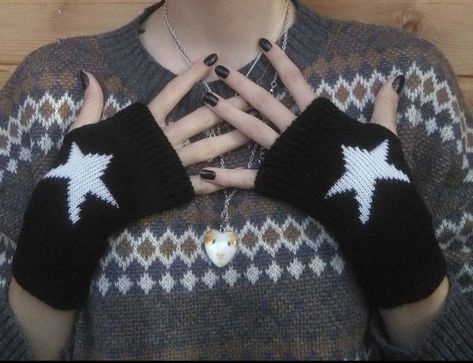 Stars Crochet, Gloves Aesthetic, Glove Pattern, Star Clothing, Crochet Fingerless Gloves, Crochet Gloves, Fashion Y2k, Five Pointed Star, Estilo Punk