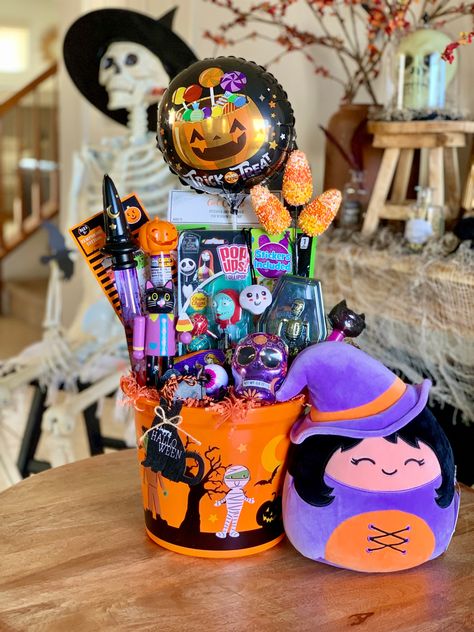 Halloween 2022 Spooky Basket For Men, Boo Basket Ideas For Best Friend, Halloween Boo Basket Ideas, Halloween Treat Baskets, Basket For Men, Man Home Decor, Halloween Boo Basket, Boo Basket Ideas, Tradition Ideas