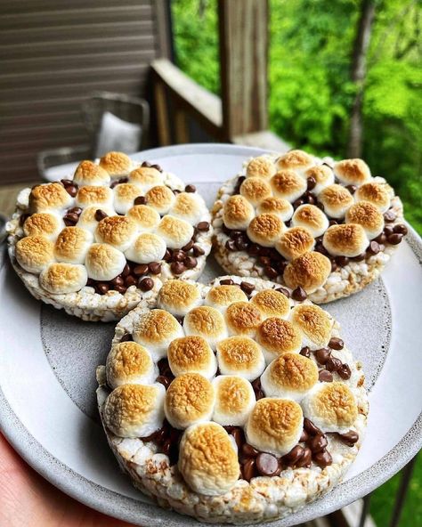 Calories Tutorial | Nutrition on Instagram: “Go Follow @daveymaher_fitness he works specifically with clients who have hormonal & metabolism issues. DM him “HORMONES”⁣ ⁣ Who’s trying…” S’mores Rice Cake, Food Gains, Rice Cake Snacks, Dorm Food, The Best Snacks, Rice Cake Recipes, Cookies Healthy, Healthy Mood, Gym Food