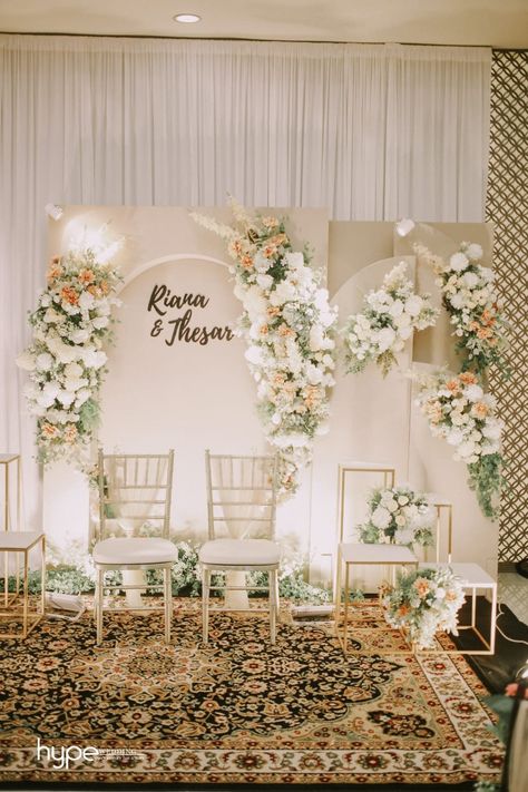 Wedding Backdrop Design Simple, Indoor Wedding Decorations, Engagement Themes, Pre Wedding Photoshoot Props, Photo Booth Backdrop Wedding, Wedding Stage Backdrop, Minimalist Wedding Decor, Wedding Background Decoration, Wedding Photoshoot Props