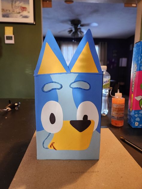 Bluey Valentines Box Ideas, Easy Valentines Day Boxes, Bluey Diy, Bluey Valentines, Bluey Costume, Diy Bluey, Funny Gift Cards, Diy Valentines Box, Valentine Boxes For School