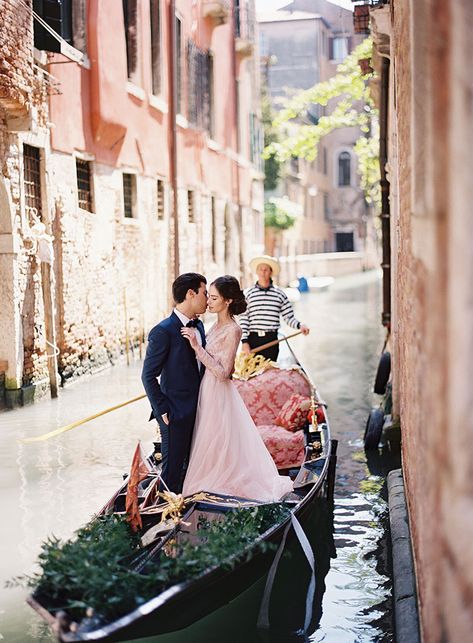 Italian Romance for a Destination Elopement in Venice | Hey Wedding Lady Destination Wedding Hair, Italian Wedding Dress, Wedding Venues Italy, Venetian Wedding, Italian Romance, Destination Wedding Italy, European Wedding, Destination Wedding Inspiration, Shooting Photo