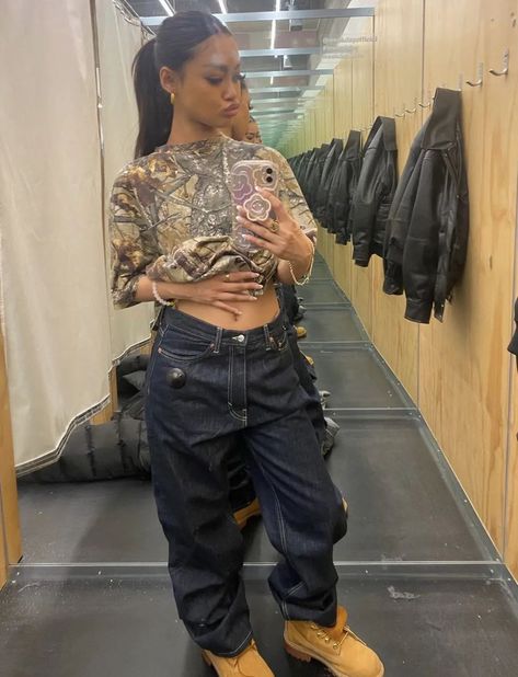 #timbalands #outfitinspo Timberlands Outfit, London Fits, Timberland Outfit, Outfit Cool, Street Style Outfits Casual, Baggy Jeans Outfit, Streetwear Inspo, Fashion Diary, Cool Girl Style