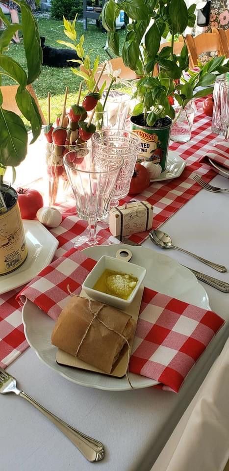 Italian Theme Dinner Party Table Settings, Bistro Themed Party, Italian Theme Garden Party, Italian Theme Party Food, Italian Themed Table Setting, Italian Theme Table Decor, Italian Theme Table Setting, Italian Table Decorations Dinner Parties, Italian Themed Tablescape