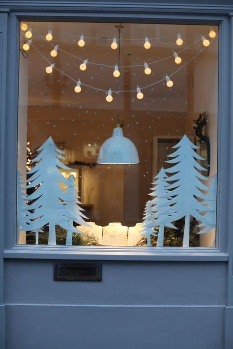 17 Lovely Christmas Window Decor Ideas to Jazz Up Those Glass Panes! Diy Christmas Window, Christmas Window Decoration, Christmas Window Lights, Hantverk Diy, Christmas Window Display, Winter Window, Window Decorations, Christmas Window Decorations, Interior Vintage