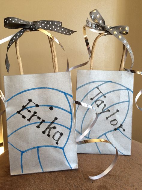 Gift bags for volleyball. Use small gift bags and then draw a volleyball on it. Snack Bag Ideas, Volleyball Snacks, Senior Night Gift Ideas, Treat Bag Ideas, Volleyball Birthday Party, Volleyball Senior Night Gifts, Night Volleyball, Volleyball Crafts, Volleyball Locker