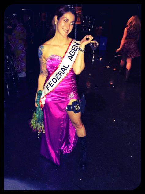 Mrs Congeniality Costume, Miss Congeniality Halloween Costume, Ms Congeniality Costume, Miss Congeniality Costume, Miss Congeniality, Teen Halloween, Halloween Parejas, College Halloween, Movie Themed Party