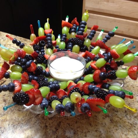 Fruit Skewers Ideas, Skewers Ideas, Fruit Platter Designs, Decorações Com Comidas, Fruit Skewers, Dessert Aux Fruits, Edible Arrangements, Party Food Platters, Veggie Tray