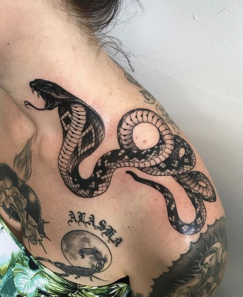 Tatto King Cobra Tattoo, Wormhole Tattoo, Professional Tattoo Kits, 13 Tattoo, Cobra Tattoo, Serpent Tattoo, Petit Tattoo, Snake Tattoo Design, Horror Tattoo